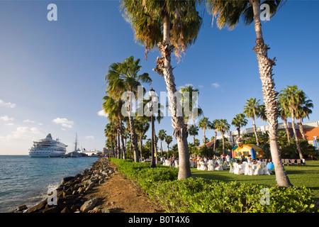 Oranjeastad Vue Port avec palmiers Aruba Banque D'Images