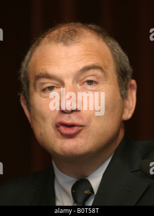 M. François Loos, Ministre délégué à l'industrie France s'exprimant lors de la 10e Sommet international du gaz à Paris France Banque D'Images