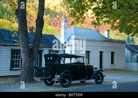 Un vintage voiture garée dans la rue principale de Sofia, près de Queenstown, Nouvelle-Zélande Banque D'Images