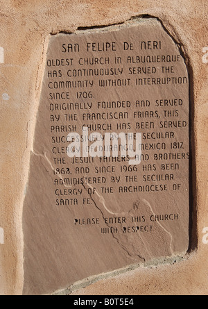 Une plaque à la porte de San Felipe de Neri Catholc Église dans la vieille ville d'Albuquerque au Nouveau Mexique. Banque D'Images