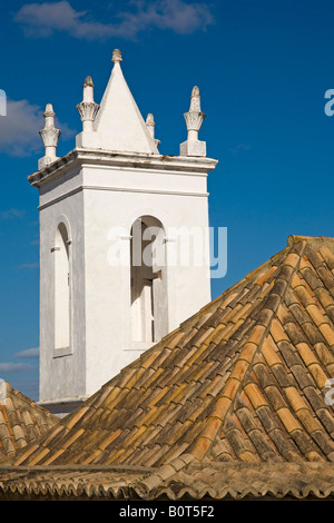 Skyline à Albufeira Algarve Portugal avec le carré d'une spire et la traditionnelle chapelle locale des toits de tuiles rouges Banque D'Images