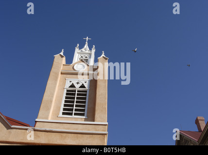 Les pigeons terre sur une des tours à San Felipe de Neri Catholc Église dans la vieille ville d'Albuquerque au Nouveau Mexique Banque D'Images