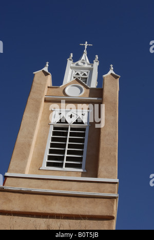 L'un des tours de San Felipe de Neri Catholc Église dans la vieille ville d'Albuquerque au Nouveau Mexique Banque D'Images