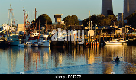 Kayak et bateaux de pêche commerciale à quai dans le port le long du front de mer en Californie de Morro Bay Banque D'Images