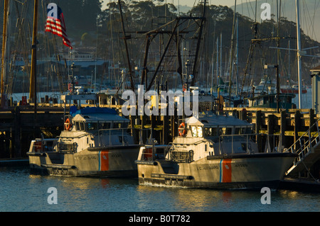 La vie de la Garde côtière canadienne 47 bateaux à moteur à la station dock en Californie de Morro Bay Harbour Banque D'Images