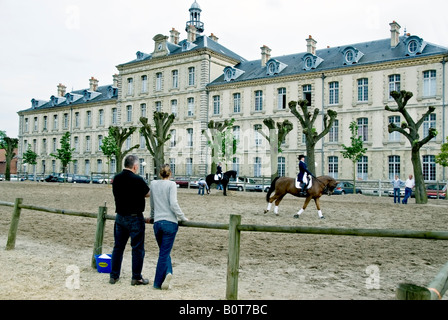 Paris France, Parcs publics personnes visitant le 'spectacle équestre' dans les casernes 'de la Garde républicaine' du Bois de Vincennes Banque D'Images