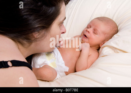 Les bâillements bébé nouveau-né garçon Joshua Kailas âgés de 20 jours d'Hudson situé dans le fer avec Mère Deborah Waters Banque D'Images
