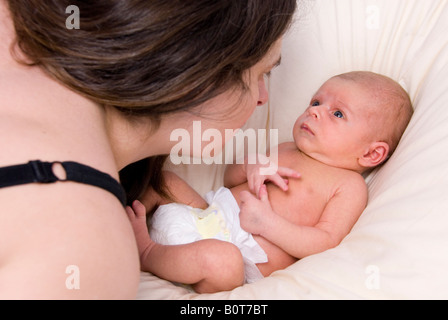 Bébé nouveau-né garçon Joshua Kailas âgés de 20 jours d'Hudson situé dans le Fer à la mère à Deborah Waters Banque D'Images