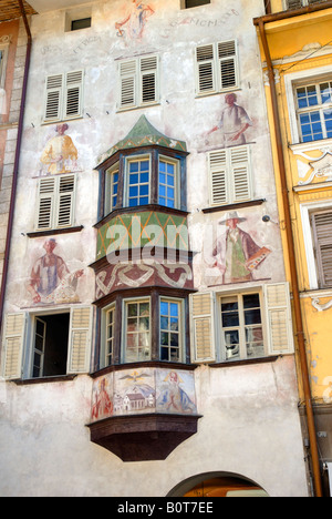 Les bâtiments décorés dans l'élégante ville de Bolzano dans le Tyrol italien en Italie du nord Banque D'Images