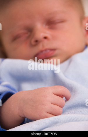 Petites mains de bébé nouveau-né garçon Joshua Kailas âgés de 20 jours d'Hudson Banque D'Images