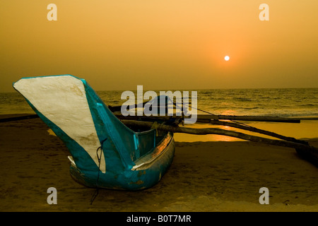 Sur Outriger beach au Sri Lanka au coucher du soleil Banque D'Images