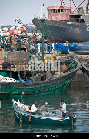 15 08 08 Essaouira Maroc bateaux de pêche dans le port Photo Simon Grosset Banque D'Images