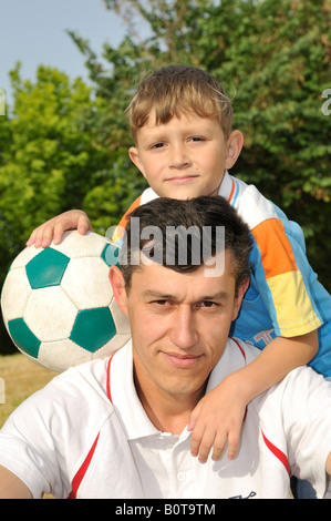 Le fils avec le père sur le football Banque D'Images