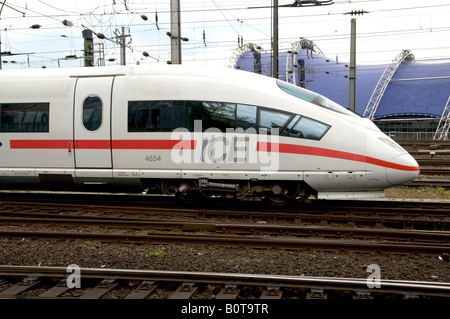 Inter City Express train quittant Cologne Banque D'Images