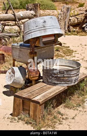 Vieux lave-linge avec essorage automatique. Banque D'Images
