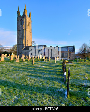 L'église de St Pancras à Widecombe dans la lande à Dartmoor première chose le matin après une nuit de neige Banque D'Images