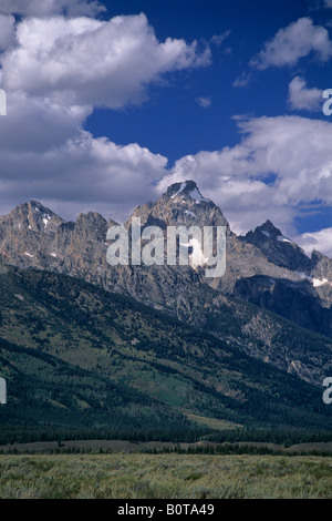 Ciel bleu et nuages blancs gonflés plus forte augmentation des montagnes à Grand Teton National Park Wyoming Banque D'Images