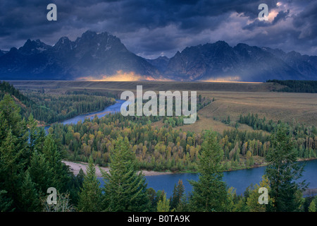 Lever du soleil sur l'orageux Grand Tetons de la Snake River donnent sur le Grand Teton National Park WYOMING Banque D'Images