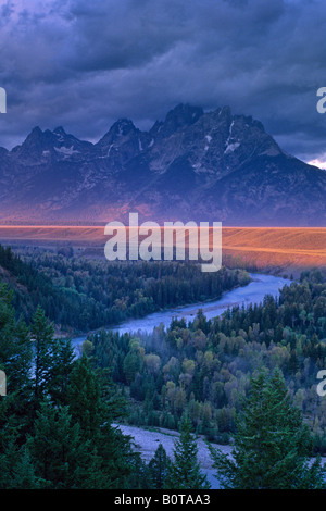 Lever du soleil sur l'orageux Grand Tetons de la Snake River donnent sur le Grand Teton National Park WYOMING Banque D'Images