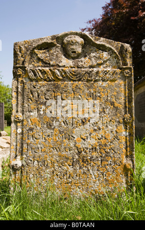 UK Angleterre Lincolnshire Harlaxton Cimetière Paroisse vieille pierre tombale incrustée de lichen Banque D'Images