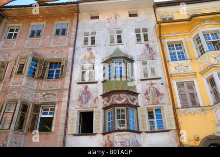 Les bâtiments décorés dans l'élégante ville de Bolzano dans le Tyrol italien en Italie du nord Banque D'Images