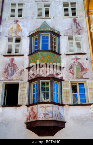 Les bâtiments décorés dans l'élégante ville de Bolzano dans le Tyrol italien en Italie du nord Banque D'Images