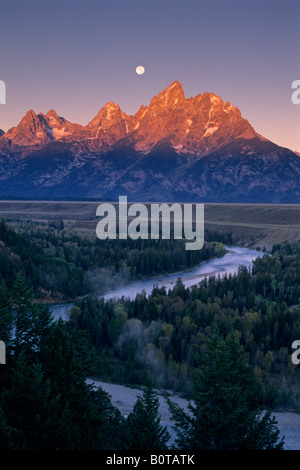 La lune à l'aube sur la rivière Snake et chaîne Teton Nat Grand Teton Pk l WYOMING Banque D'Images