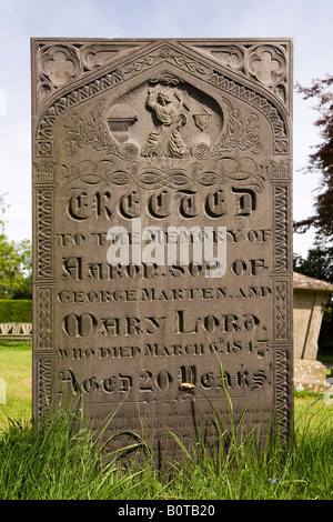 UK Angleterre Lincolnshire Harlaxton Cimetière Paroisse vieille ardoise pierre tombale avec le christ et crucifix carving Banque D'Images
