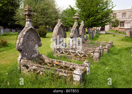 UK Angleterre Lincolnshire Harlaxton Cimetière paroissial rare pierres tombales avec clôture de maçonnerie Banque D'Images