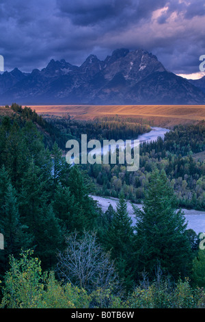 Lever du soleil sur l'orageux Grand Tetons de la Snake River donnent sur le Grand Teton National Park WYOMING Banque D'Images