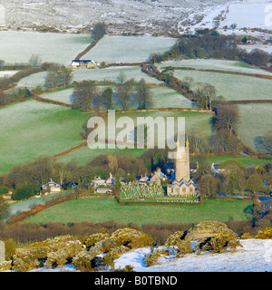 L'église de St Pancras à Widecombe dans la lande à Dartmoor première chose le matin après une nuit de neige Banque D'Images