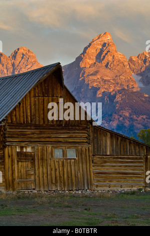 Lever la lumière sur le Grand Teton mountain peak plus vieille grange en bois Mormon Row Parc National de Grand Teton Wyoming Banque D'Images