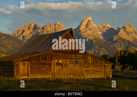 Lever la lumière sur le Grand Teton mountain peak plus vieille grange en bois Mormon Row Parc National de Grand Teton Wyoming Banque D'Images