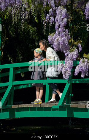 Mère et fille oriental sur un pont dans le jardin de Monet, Giverny, France Banque D'Images