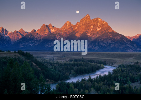 La lune à l'aube sur la rivière Snake et chaîne Teton Nat Grand Teton Pk l WYOMING Banque D'Images