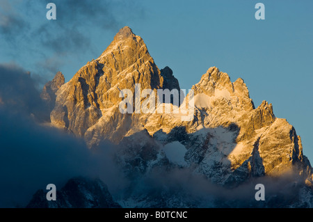 Lever du soleil lumière et nuages sur le sommet de la pointe du Grand Teton mountain Grand Teton National Park Wyoming Banque D'Images