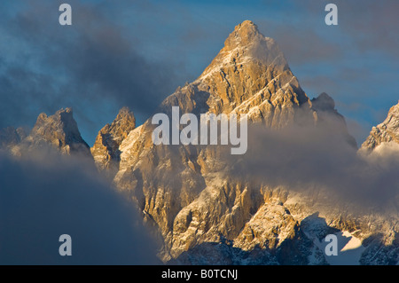 Lever du soleil lumière et nuages sur le sommet de la pointe du Grand Teton mountain Grand Teton National Park Wyoming Banque D'Images