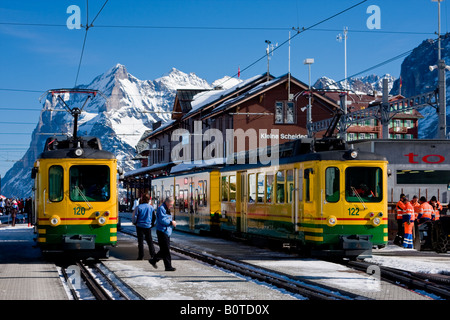 Wengernalpbahn trains en gare Kleine Scheidegg Banque D'Images