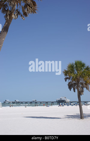 La plage de Clearwater, Floride, mai 2008 : l'avis de Pier 60 sur une belle matinée ensoleillée. Banque D'Images