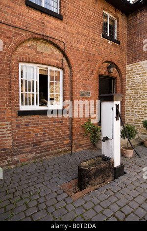 UK Angleterre Lincolnshire Harlaxton dans la pompe à eau du village de Cour Relais Gourmand Banque D'Images