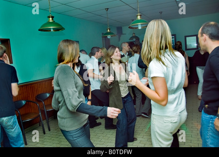 Paris France, gens de foule moyenne, amis adolescents français, danser la fête à l'intérieur sur Dance Floor Banque D'Images