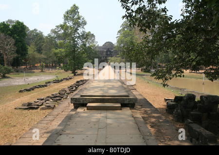 Passerelle soulevées ou chaussée de Baphuon à l'éléphant et d'une terrasse royale Banque D'Images