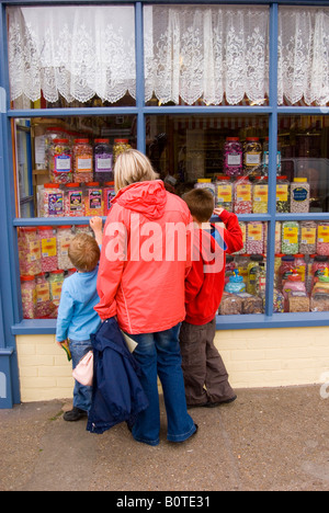 Voir en famille les sucreries à traditionnel anglais Sweet Shop au Royaume-Uni Banque D'Images