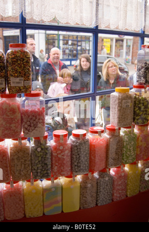 Les gens à travers la fenêtre d'un traditionnel anglais Sweet Shop au Royaume-Uni Banque D'Images