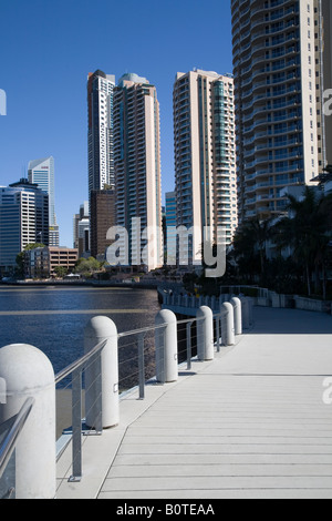 Promenade aménagée le long de la Brisbane River, près de Eagle Street Pier, Brisbane, Australie Banque D'Images