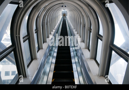 Boîtier en verre à l'escalator Ciel Umeda Osaka Japon Banque D'Images