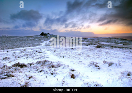 Lever de soleil hivernal sur le Dartmoor National Park avec une lourde neige nuit en parfait état comme l'aube sur le foin Tor Banque D'Images