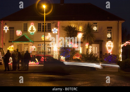 Les lumières de Noël la décoration de maisons dans une rue en Angleterre Banque D'Images