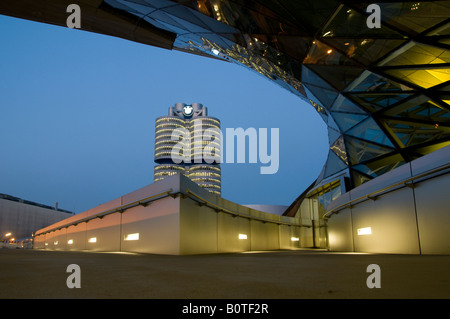 Vue sur les tours du siège social BMW depuis le musée BMW conçu par Karl Schwanzer dans la ville de Munich capitale de la Bavière. Allemagne Banque D'Images