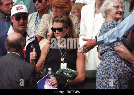 L'actrice Brooke Shields au tournoi de tennis de Wimbledon en 1995 pour regarder Andre Agassi. Photo de David Bagnall. Actrice Brooke Shields Banque D'Images